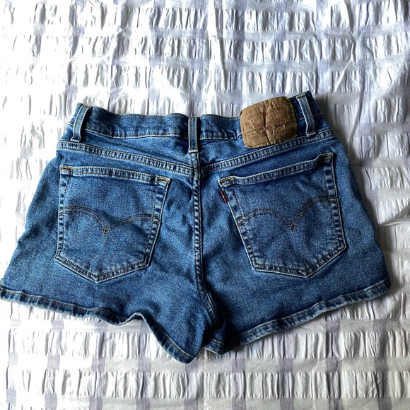 SOLD ❤️ Vintage Levi’s Jean Shorts - Picture 3 of 4